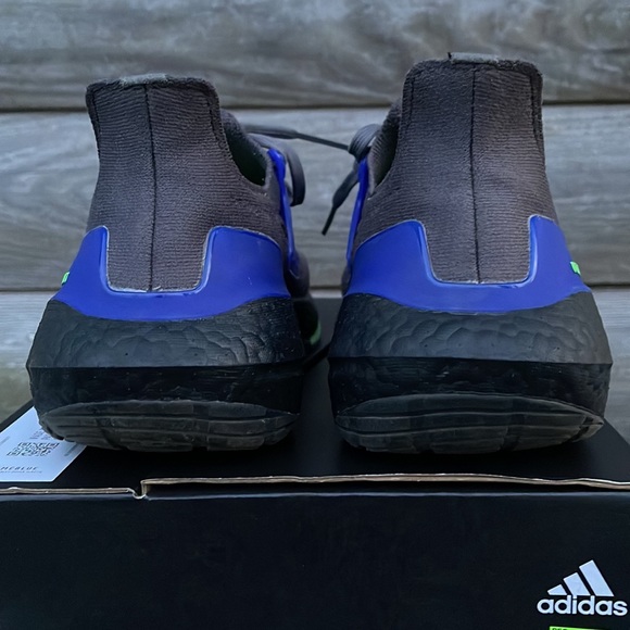 Like new Adidas UltraBoost 21 Running Shoe - Picture 6 of 11